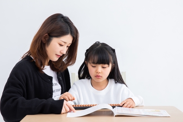 そろばんを習う子ども