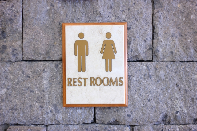 渋滞でトイレに行きたい女性