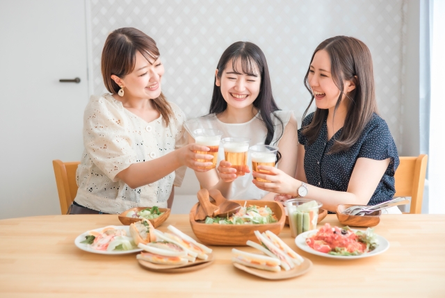 飲み会をする女性