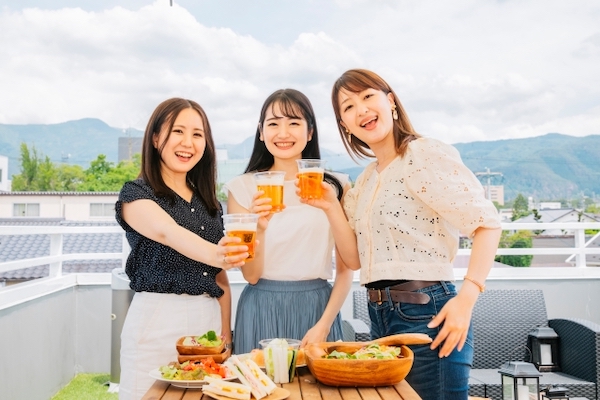 ビールを飲む女子大学生