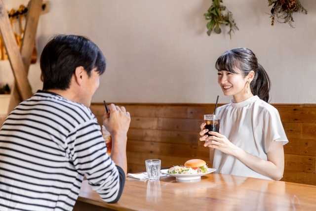 カップルで食事している様子