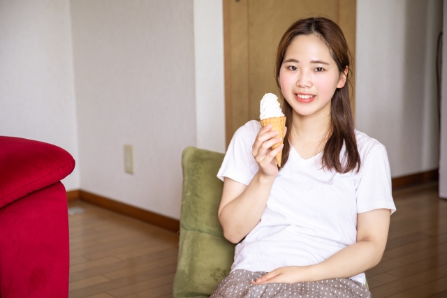 アイスを食べる女性