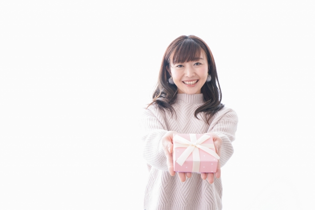 プレゼントを渡す女性